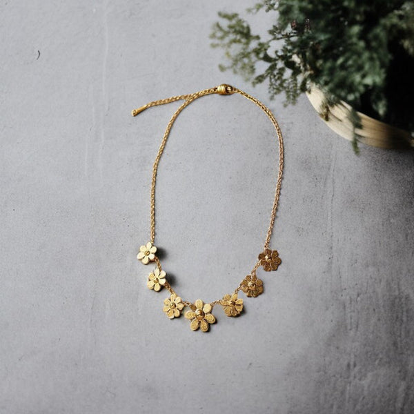 Delicate Gold-Plated Daisy Necklace – Everyday Wear Jewellery